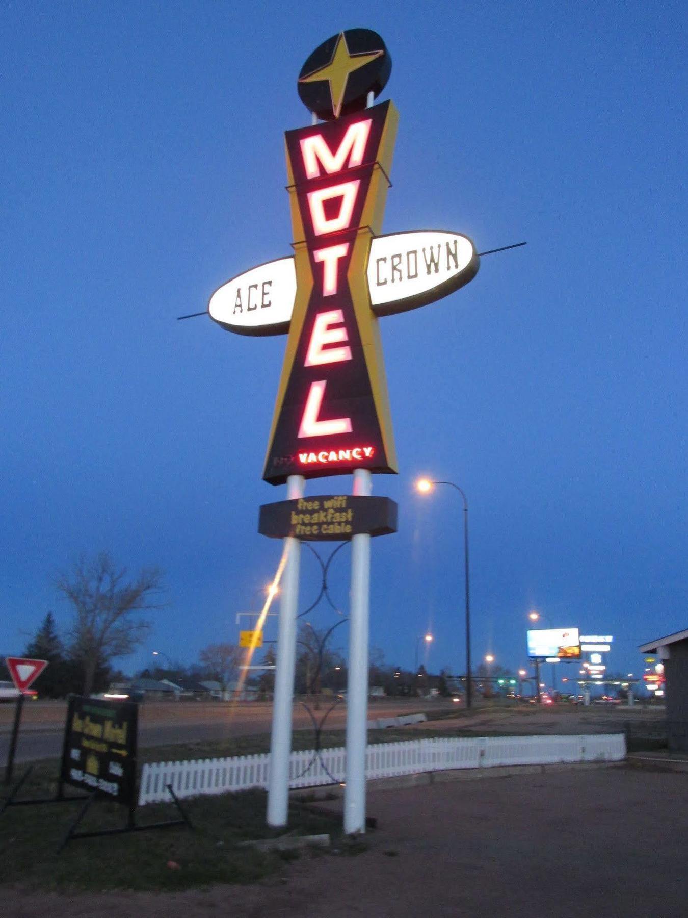 مدسين هات Ace Crown Motel المظهر الخارجي الصورة