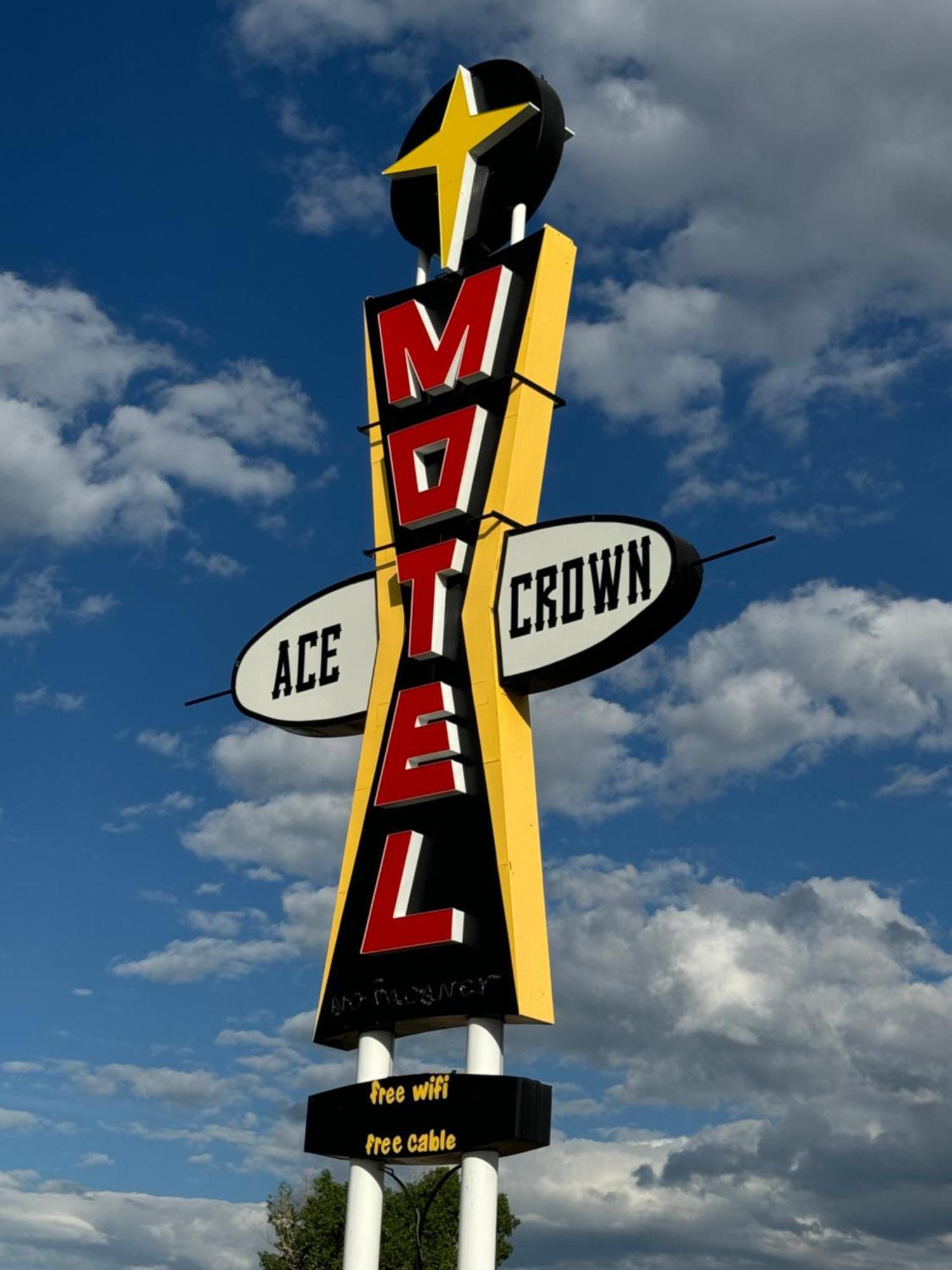 مدسين هات Ace Crown Motel المظهر الخارجي الصورة
