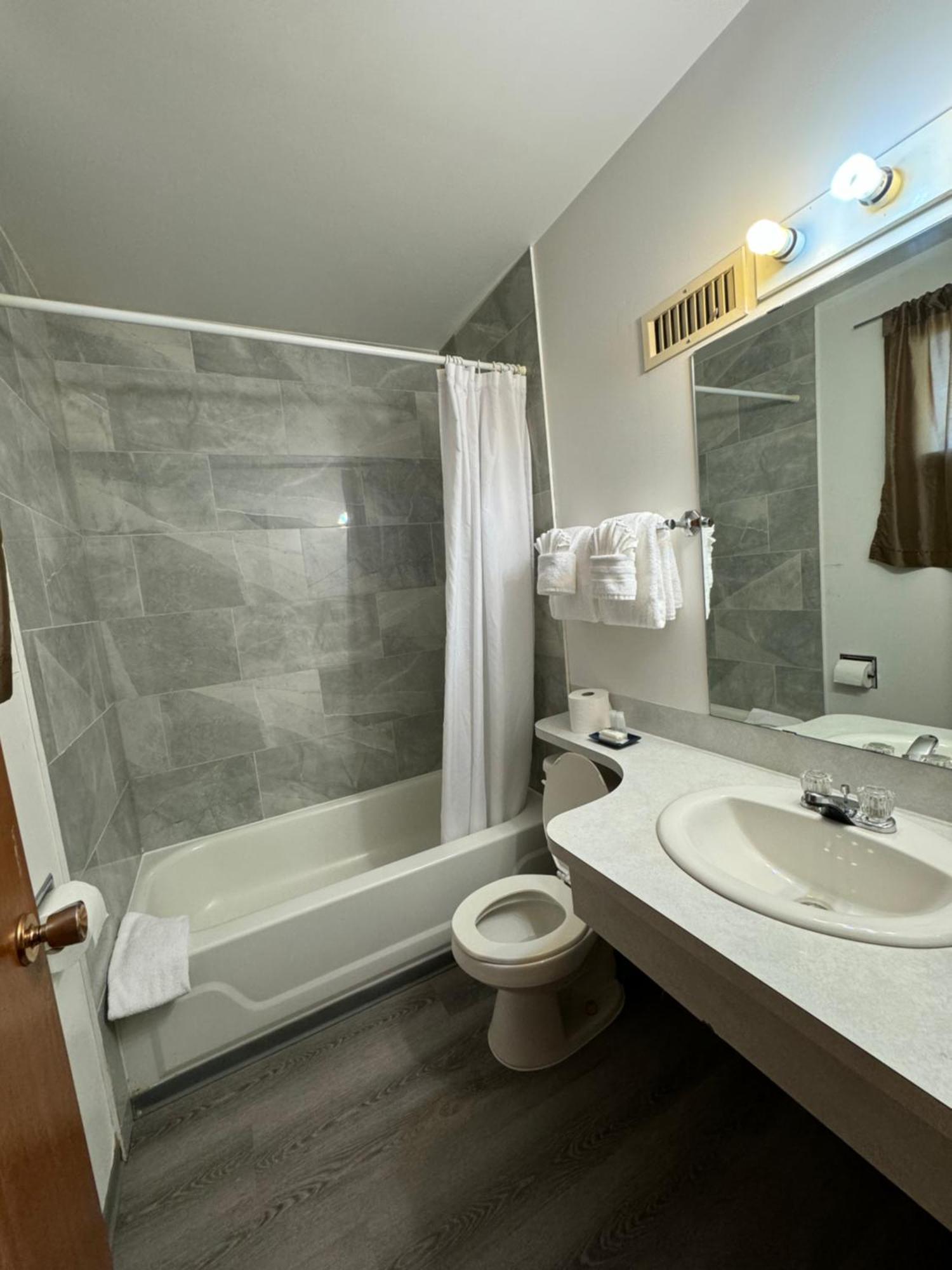 مدسين هات Ace Crown Motel المظهر الخارجي الصورة