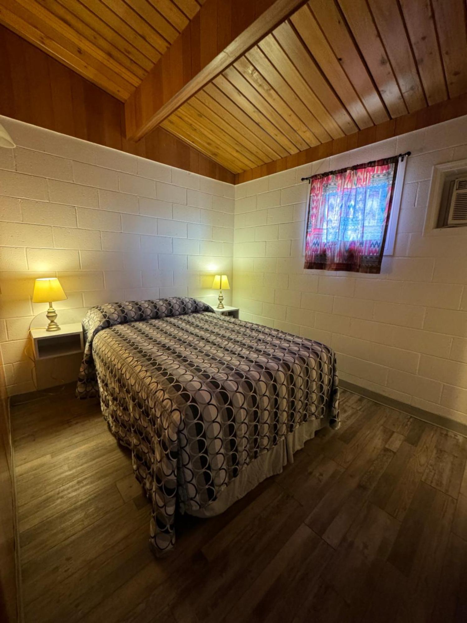 مدسين هات Ace Crown Motel المظهر الخارجي الصورة