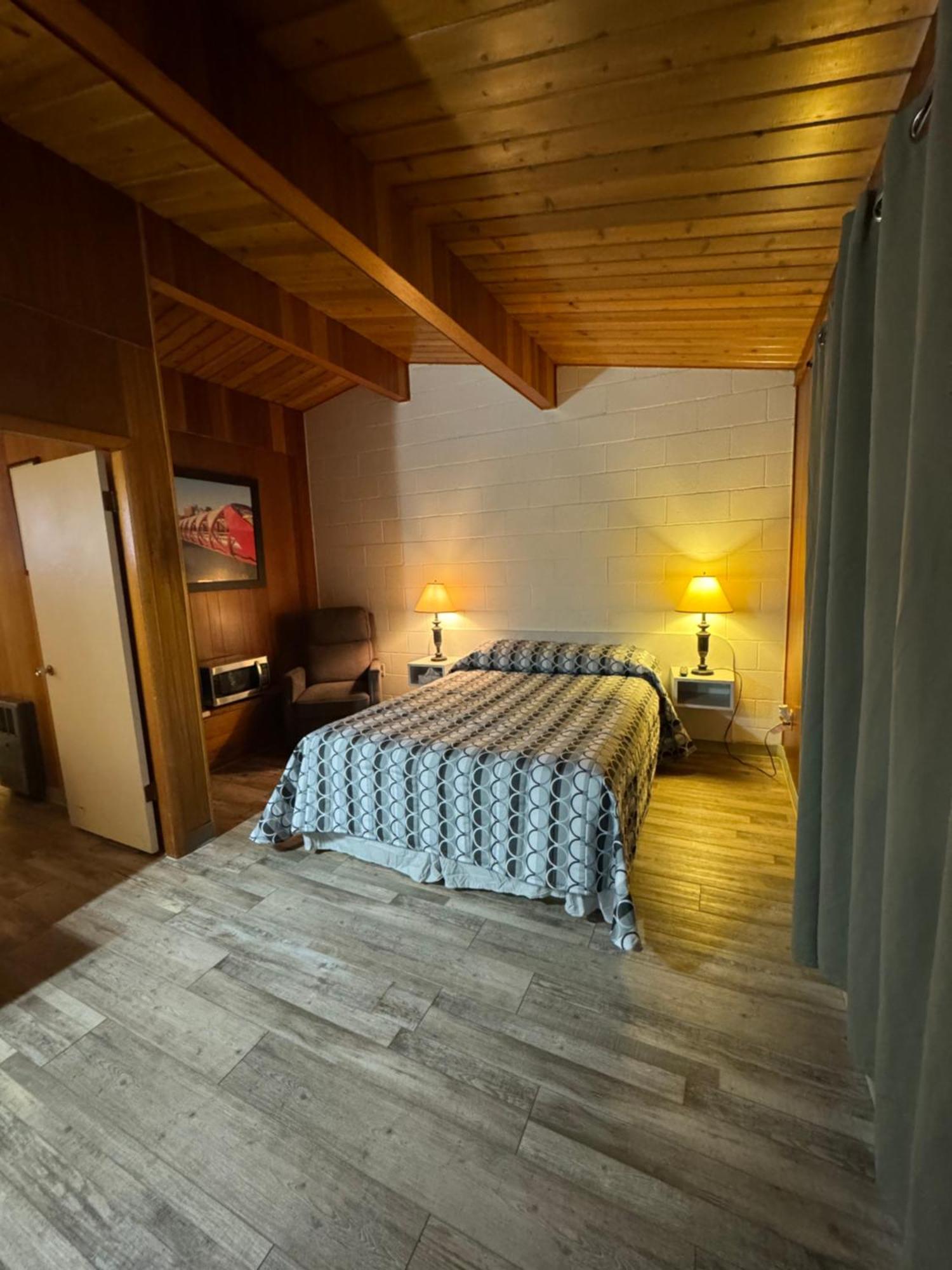 مدسين هات Ace Crown Motel المظهر الخارجي الصورة