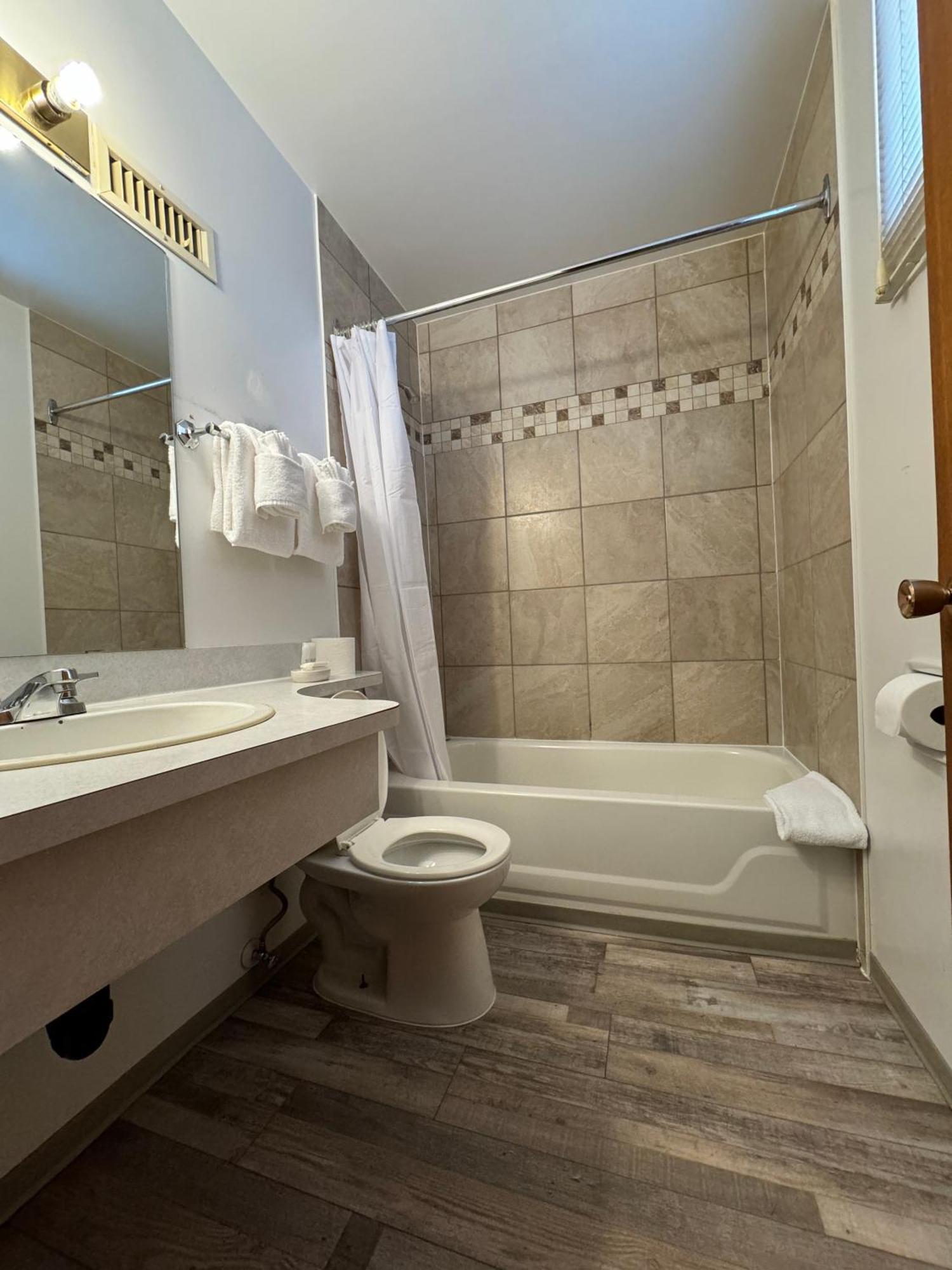 مدسين هات Ace Crown Motel المظهر الخارجي الصورة