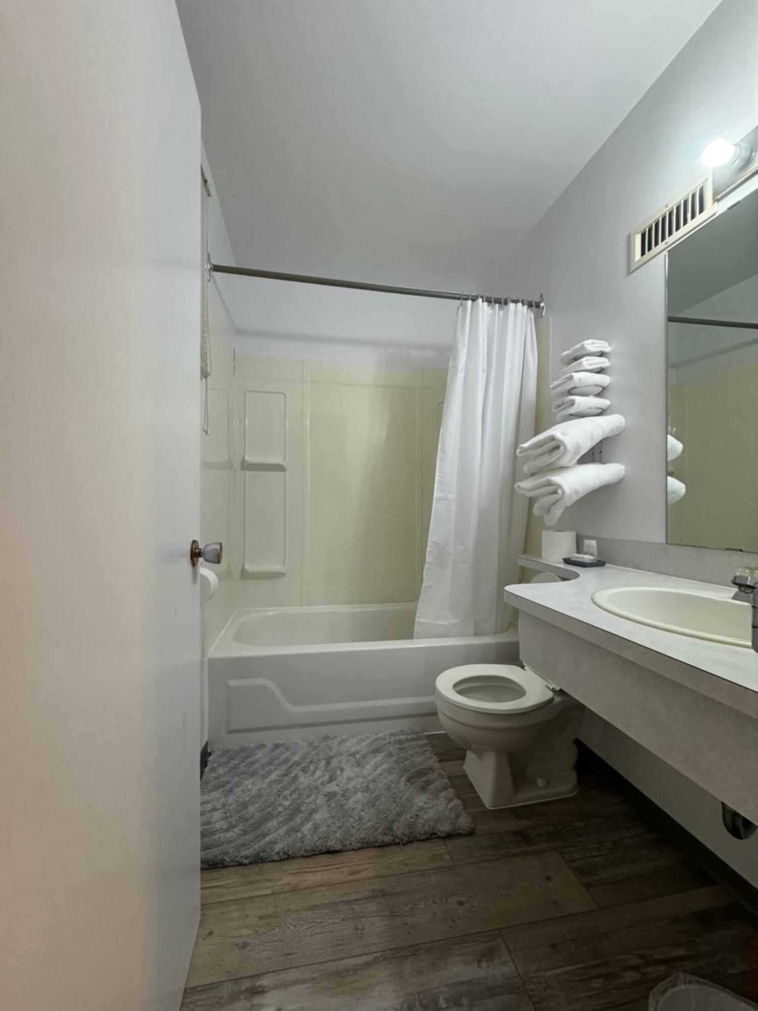 مدسين هات Ace Crown Motel المظهر الخارجي الصورة